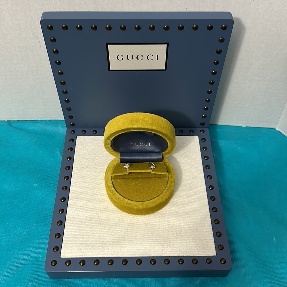 GUCCI HORSEBIT 18K WHITE GOLD DIAMOND STUD EARRINGS